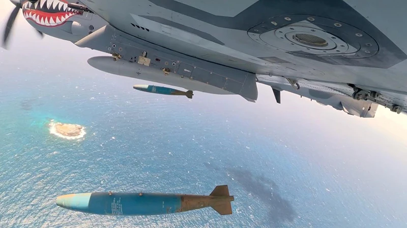 Lanzamiento de bombas de práctica de carga inerte de 500 libras BDU-50 sobre blancos de práctica en la isla Alto Velo. Foto: FARD